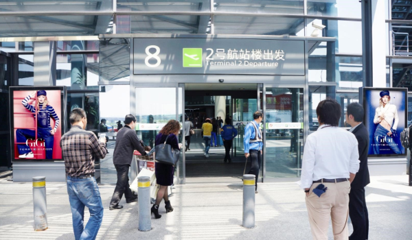 上海浦東機場(chǎng)出發(fā)區滾動(dòng)燈箱廣告投放案例