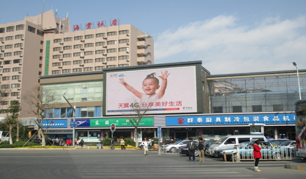 昆明環(huán)南環(huán)東路口交叉處LED廣告