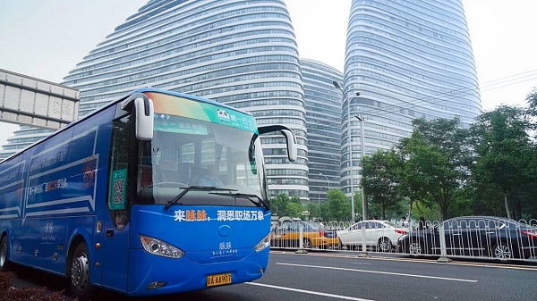 脈脈巴士車(chē)身廣告