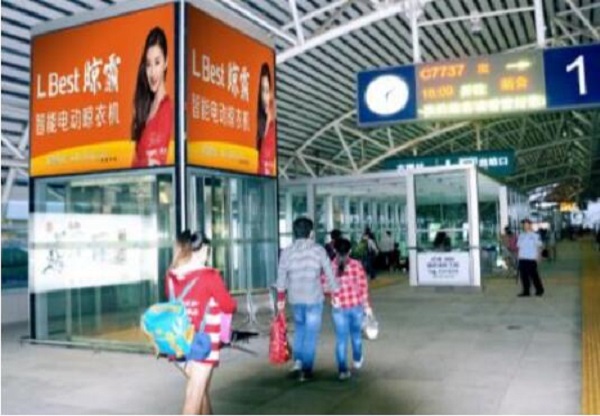 高鐵站電梯玻璃貼廣告