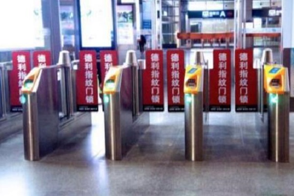高鐵門(mén)禁門(mén)閘廣告貼