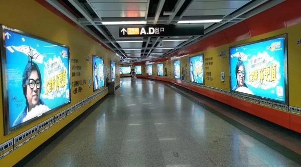 智聯(lián)招聘地鐵通道廣告