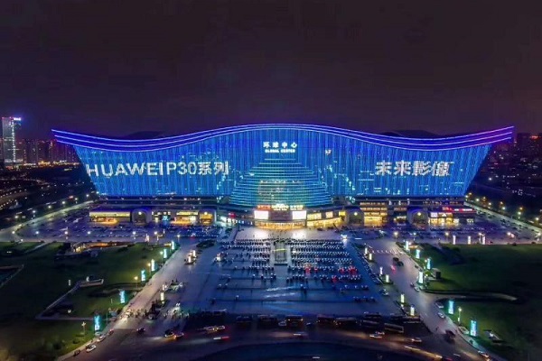成都環(huán)球中心燈光秀廣告