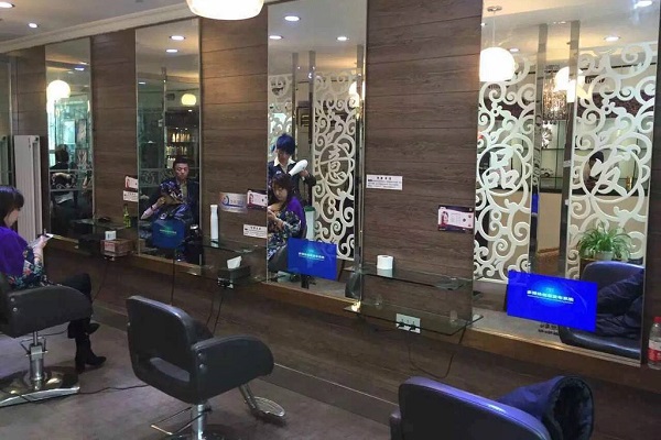 理發(fā)店鏡面廣告機