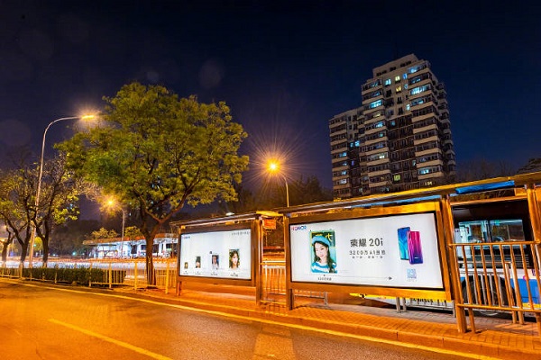 榮耀手機公交候車(chē)亭廣告