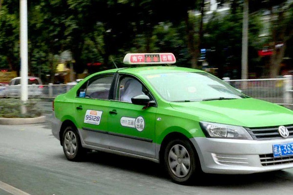 出租車(chē)車(chē)頂LED廣告屏